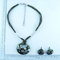 Fashion necklace set in green