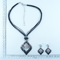 Costume jewellery - necklace set