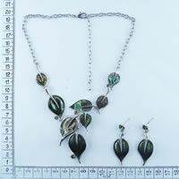 Leaves necklace in green