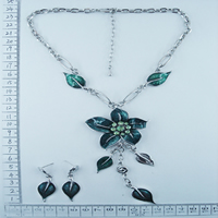 Flower necklace in green