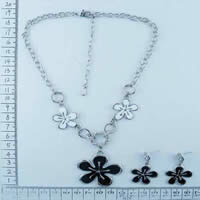 Flower necklaces in black/white