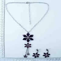 Flower necklace in purple