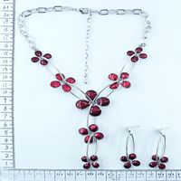 Flower necklace in red