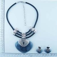Heart necklace and earrings set with resin 86250