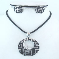 Necklace and earrings set in black 6127