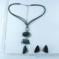 Fashion necklace & earrings set in green 9215
