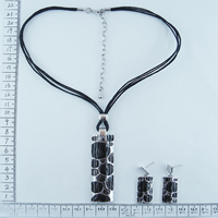 Necklace in blacks 9147