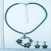 Necklace and earrings in green 78150