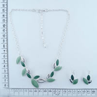 Fashion necklace set in green 89138