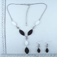 Alloy necklace in black & white
