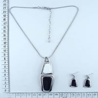 Necklace set in black & white