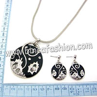 Fashion necklace set