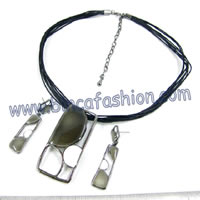 Costume jewellery 