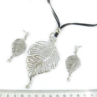 Leaf necklace and earrings set